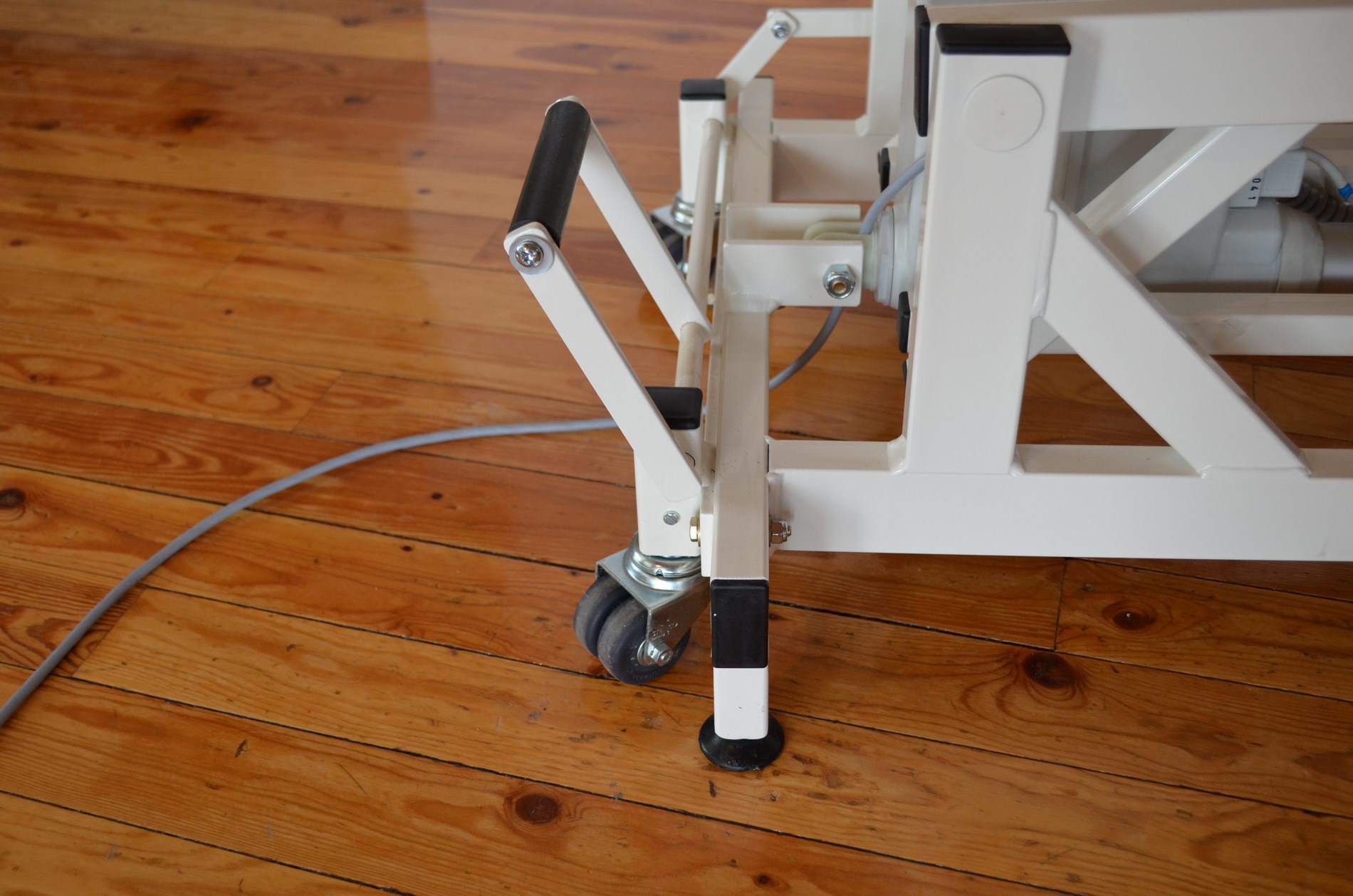 Retractable wheel system